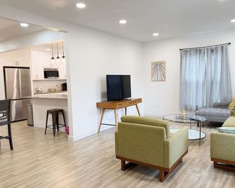 Newly renovated 3B2B main home with yard, AC in lovely Seattle Mt Baker - Seattle - Sala de estar