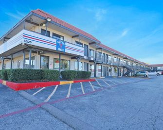 Super 7 Inn Dallas-Southwest - Dallas - Bygning