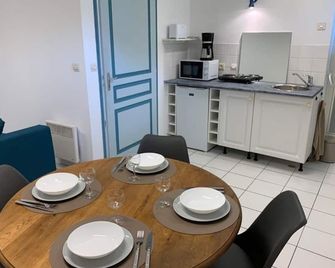 Studio 'Rêves de gamins' proche du pôle Européen et circuit des 24h, Champagné - Mamers - Salle à manger