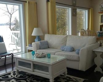 Bobcaygeon Executive. Sturgeon Lake Waterfront - Kawartha Lakes - Bobcaygeon - Living room