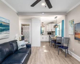 Quietude Place, Stylish 2 Bedroom House with Full Kitchen - High Point - Living room