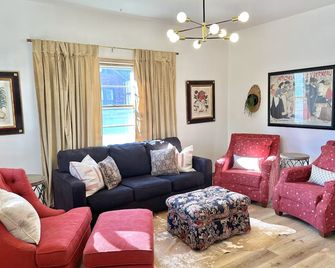 Lee’s Garden House - Oskaloosa - Huiskamer