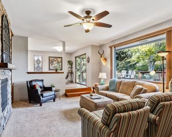 Lovely Home W/Private Dry Sauna, Fireplace, Free Wifi - Close To Skiing - Sandpoint - Living room