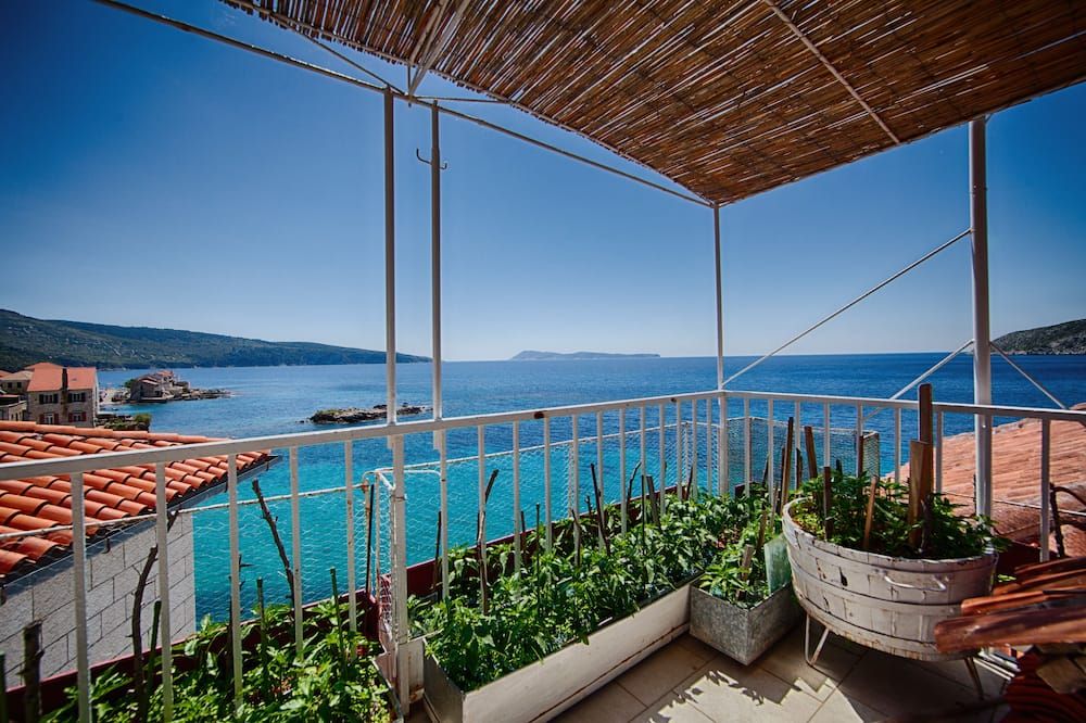 ميرا سي فرونت جيست هاوس - كوميزا - شرفة