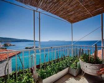 Mira Sea Front Guesthouse - Komiza - Μπαλκόνι