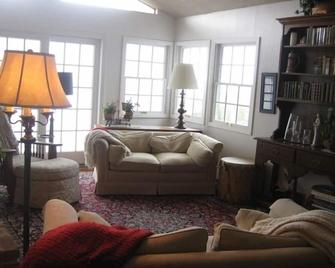 4 Bdrm Home- Great Outdoor Space-Perfect for Family Gatherings - Tiburon - Living room