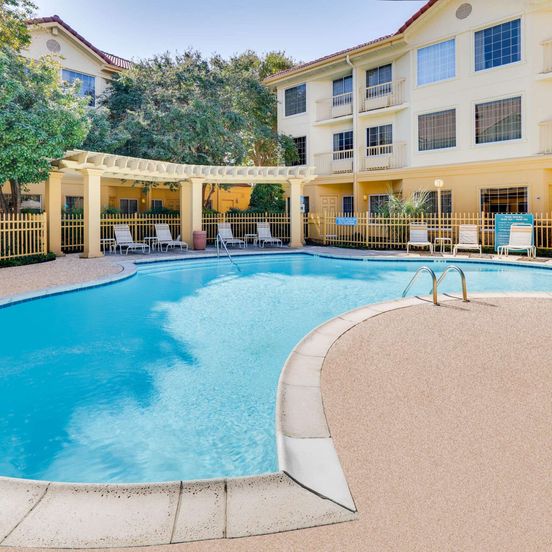 La Quinta Inn & Suites by Wyndham Dallas - Addison Galleria image 1