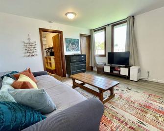 Nautilus Cove Cottage by Pebble Beach & Redwoods - Crescent City - Living room
