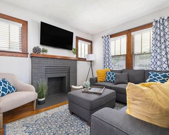 Cozy Bristol Retreat 2 Blocks from State Street - Bristol - Living room