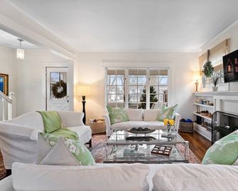 'The Broadway Hideaway' by Roxy Rentals - Wayzata