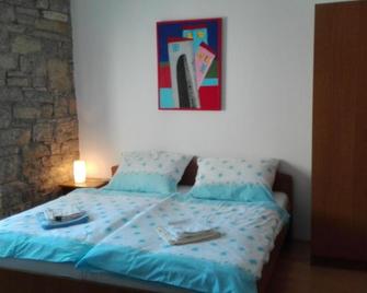 Rooms Svalina - Grožnjan - Habitación
