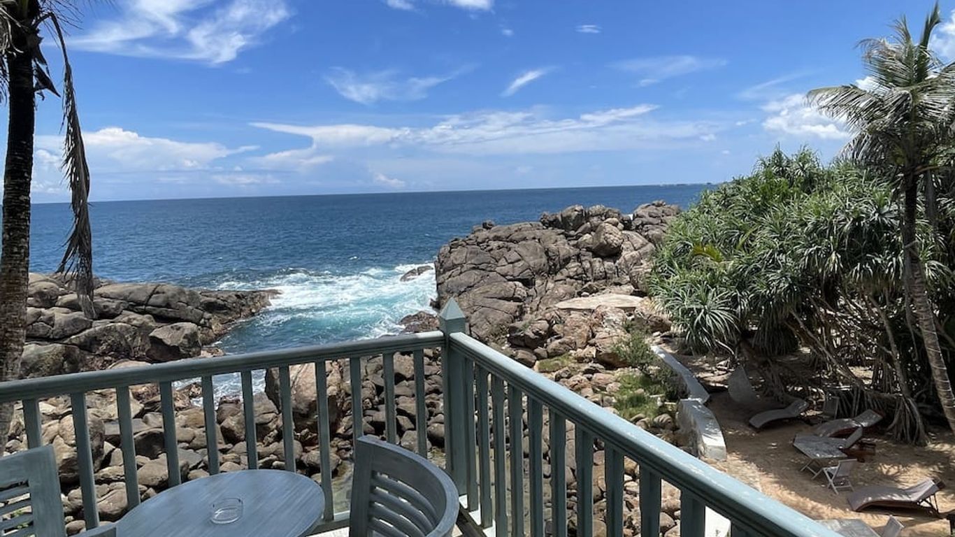 Thaproban Pavilion Waves