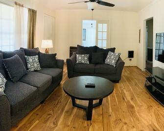 Paradise Escape: Jacuzzi, Fire Pit, Game Room - Kinston - Living room
