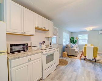 Scenic Drive Resort - Cabin #1 - Muskegon - Kitchen