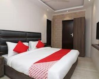 Super Hotel O Chinnamuthu Main Street - Erode - Bedroom