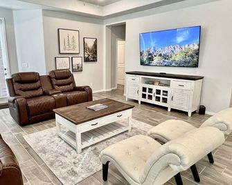 Cozy Alamo Casita 4br/2ba with Mini Golf in the backyard. - Las Cruces - Living room