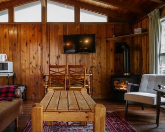 Muskoka Cabin on Little Lake Port Severn - Port Severn - Living room