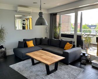 Luxurious, modern loft with jacuzzi, kitchen & air conditioning - Langenhagen - Wohnzimmer