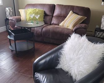 Secret Cottage Yellowstone 1 bd 2 beds dtwn #1 - Cody - Living room