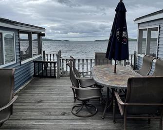 Lake Champlain lakefront cottages with beautiful mountain views. - Colchester - Balcon