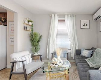 House7bedrooms |3salons|Private garden |14pers |Beautiful decor|35min Montréal️ - Saint Jean - Salon