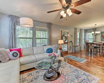 Cozy Woodlands Townhome with Deck Near Market Street - The Woodlands - Living room