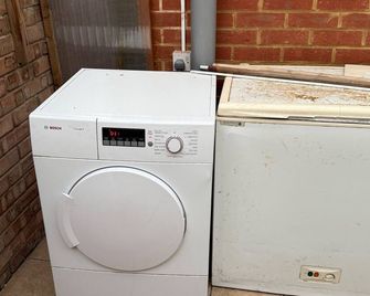 2 bed-Sleeps 4-Private Patio-Pets-Near Heathrow - Hounslow - Laundry facility