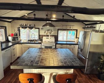 Ultimate Private Lake Hideaway with Hot Tub - Lac la Hache - Cocina