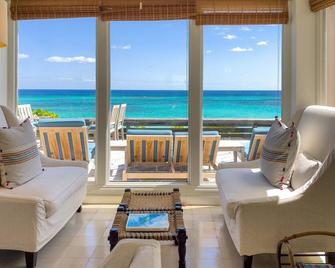 Stunning Private Beachfront Estate on Pink-Sand Cotton Bay Beach - Rock Sound - Living room
