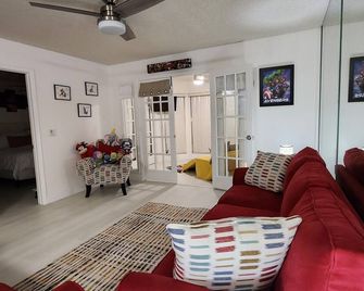 2 Cute 2 Pass - Orlando - Living room