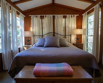 Casita Montalbano - Sleeps 8 to 10 - Private River Access - Pet Friendly Cabin - Ingram - Habitación