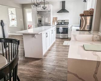 Modern 4 bed Lake House Steps from Browns Lake w. Arcade Room + Private Beach - Burlington - Kitchen