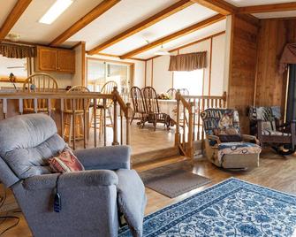 The Bunkhouse - Moravia - Living room