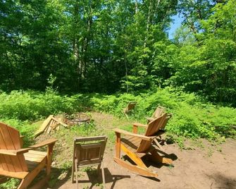 Snuggle by the River Meadow Cabin- kayaks, dogs ok - Pine City - Patio