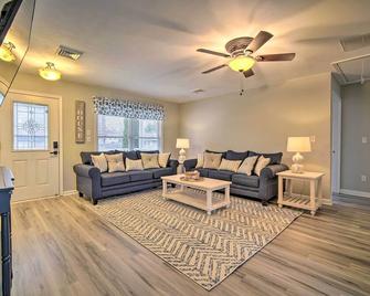 Charming Somers Point House with Private Pool! - Somers Point - Living room