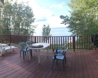 Lac La Biche Lakefront 5‑Bedroom Cottage with Private Beach & Large Yard - Lac La Biche - Balkon