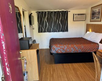 Economy Inn Cadillac MI by Hotel O - Cadillac - Ložnice