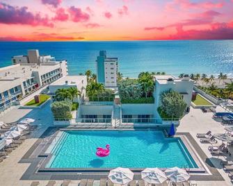 Amazing Pool - Balcony - Hollywood Beach Broad - walk - Hollywood - Pool