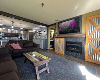 Seven Springs Slope-Side Home, Ski right to the Lift #1 Boomerang Trail. - Champion - Living room