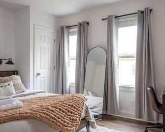 Walkable to Everywhere in Little Italy- Near CWRU and Cleveland Clinic Main Campus - Cleveland - Bedroom