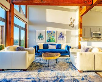 Newly Renovated 2 Bedroom Condo in The Ridge Ucluelet - Ucluelet - Sala de estar