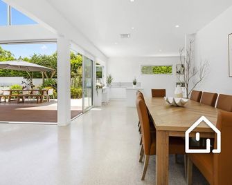 Opulence On Olive 1 Night Free Resort Luxury Opposite Blairgowrie Yacht Club - Blairgowrie - Dining room