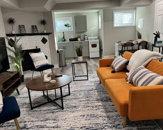 Newly renovated 1-bedroom apartment Petworth Northwest DC! - וושינגטון די.סי - סלון