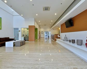 Whiz Hotel Pemuda Semarang - סמראנג - לובי