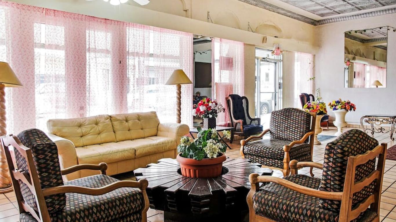 OYO Historic Cameron Hotel Brownsville I-69E