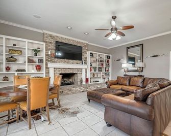 Right At Home- Midland Santiago Dreams w/ man cave, two large yards xtra parking - Midland - Living room