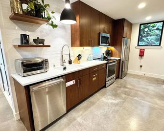 Restful, Convenient Getaway Near Downtown And Seattles Largest Park - Seattle - Kitchen