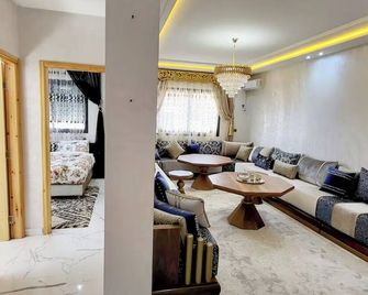 Charming 2-bedroom apartment with AC, WiFi in quaint Beni-Mellal - Beni Mellal - Lounge