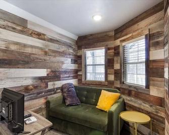 The Huckleberry A Teton Tiny Home - Driggs - Living room