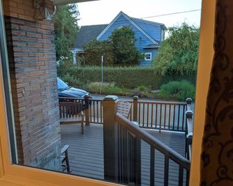 Immaculate and many extras in 'pleasantville' neighborhood - Olympia - Balkon